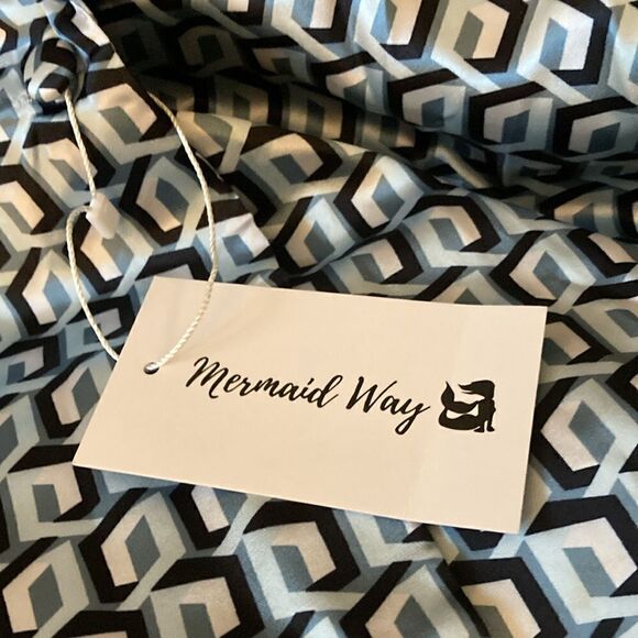 Mermaid Way NWT Silky Lounge Wear/Pajama 2 Piece Set in Geometric Print. Size S. - Picture 3 of 9